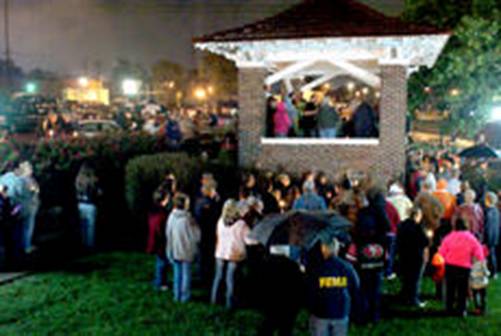 <div class="source">Andrew Fendrich</div><div class="image-desc">Friends and loved ones of the family of Jerry Nobles gather on a rainy, cool Mount Vernon riverfront Tuesday night, Oct. 2 for a prayer vigil for Nobles' family. Nobles' body was recovered from the Little Wabash River Tuesday morning. He went missing Saturday, Sept. 29, after his kayak overturned.</div><div class="buy-pic"></div>
